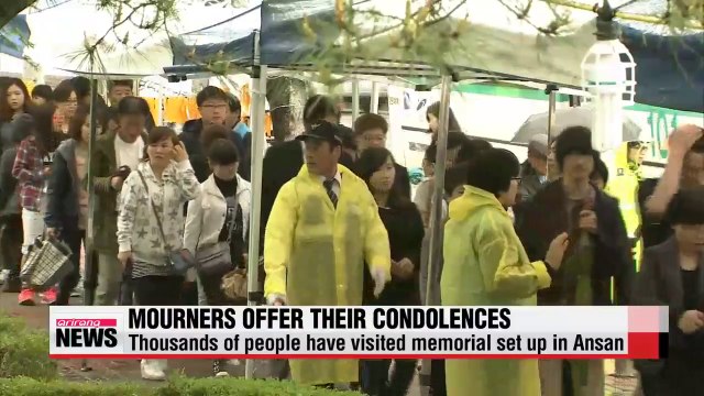 Mourners flock to Ansan Olympic Memorial Hall to offer their condolences (2)