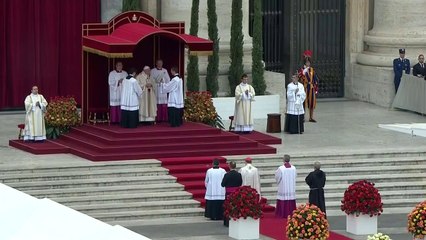 El abrazo de los dos papas