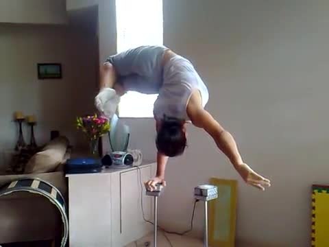 Contorsion et équilibre sur cannes