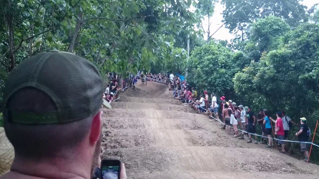 Un spectateur chute en VTT, après avoir volé le vélo du Biker