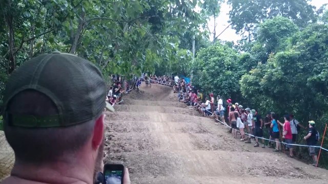 Un spectateur chute en VTT, après avoir volé le vélo du Biker