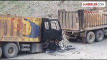 PKK'lılar Askeri Birliği Kum Taşıyan 2 Kamyonu Yaktı