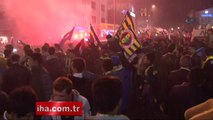 Fenerbahçeli taraftarlar şampiyonluğu kutluyor