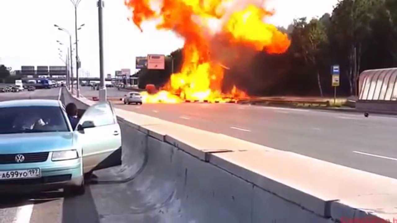 Accident de camion, se transforme en énorme feu d'artifice