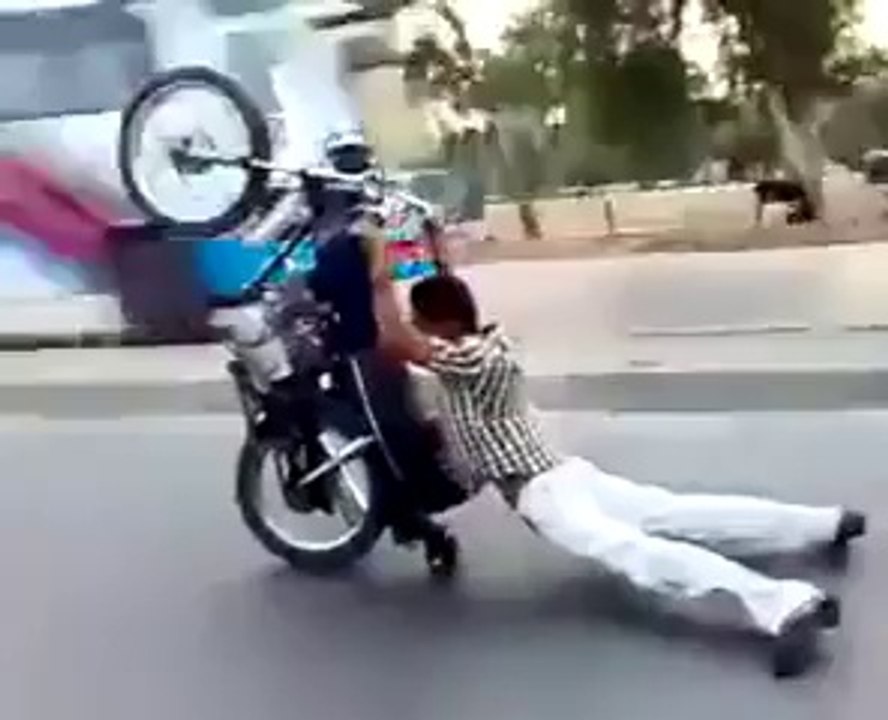 incroyables cascades de moto sans casque