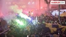 Fenerbahçeli Taraftarlar, Şampiyonluğu Şükrü Saracoğlu Stadı Önünde Kutladı