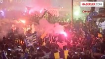 Fenerbahçeli Taraftarlar, Şampiyonluğu Şükrü Saracoğlu Stadı Önünde Kutladı