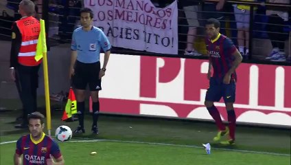 Alves eating a banana thrown by Villarreal CF supporters
