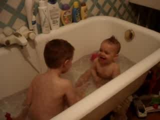Ethan et Maël, bain