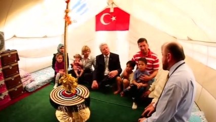 German President Gauck visits Syrian refugee family in Turkey