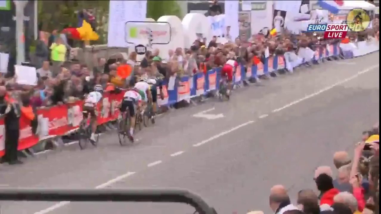 Le terrible crash de Dan Martin au dernier virage de Liège Bastogne Liège