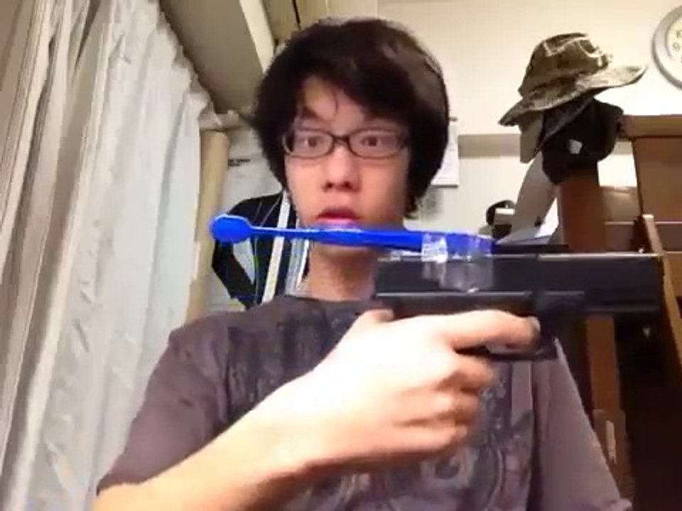 Se brosser les dents avec un pistolet automatique