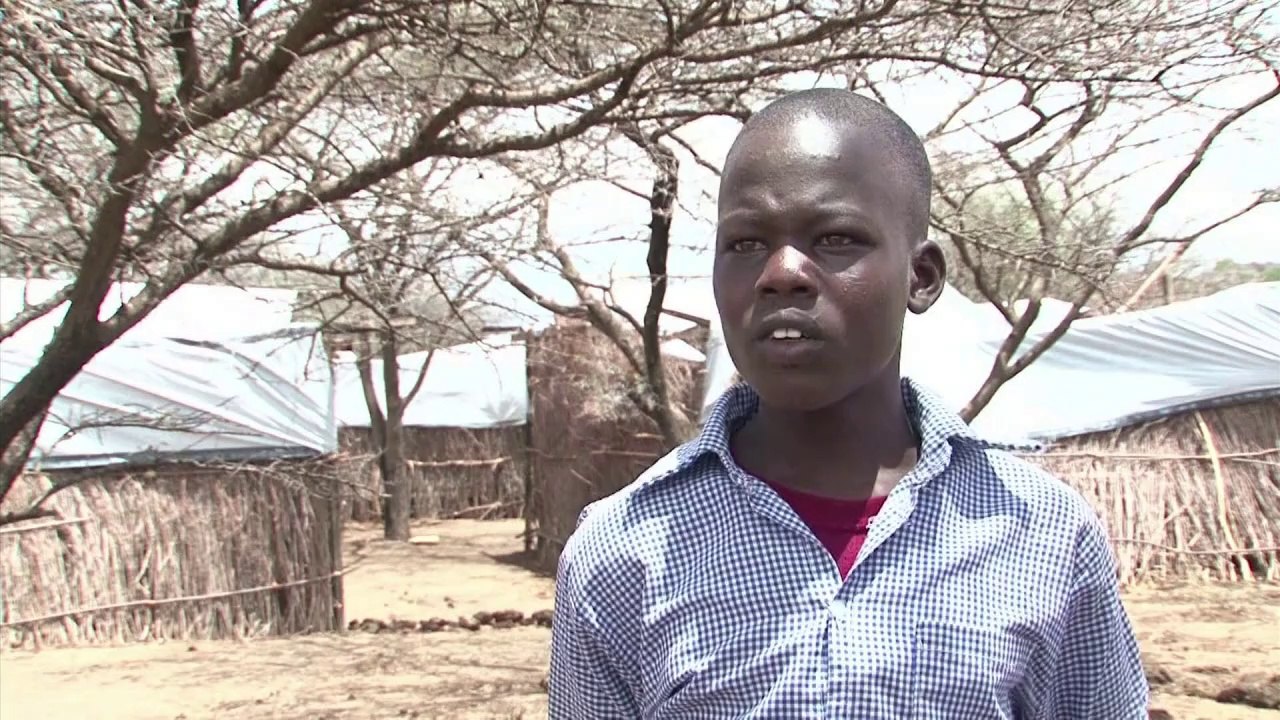 Schüler in Kenia paddeln an Krokodilen vorbei zur Schule