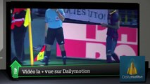 Top Média : un footballeur mange une banane jetée par un supporteur