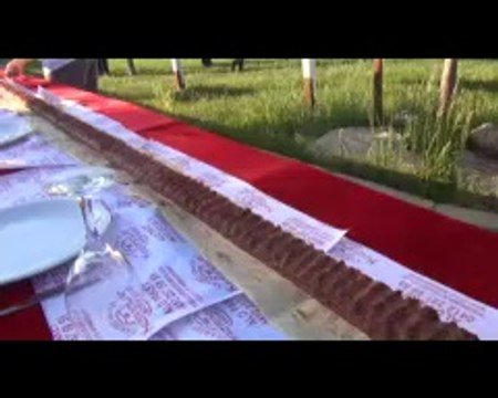 Tek şişte 21 metrelik Adana kebabı 5 dakikada tüketildi