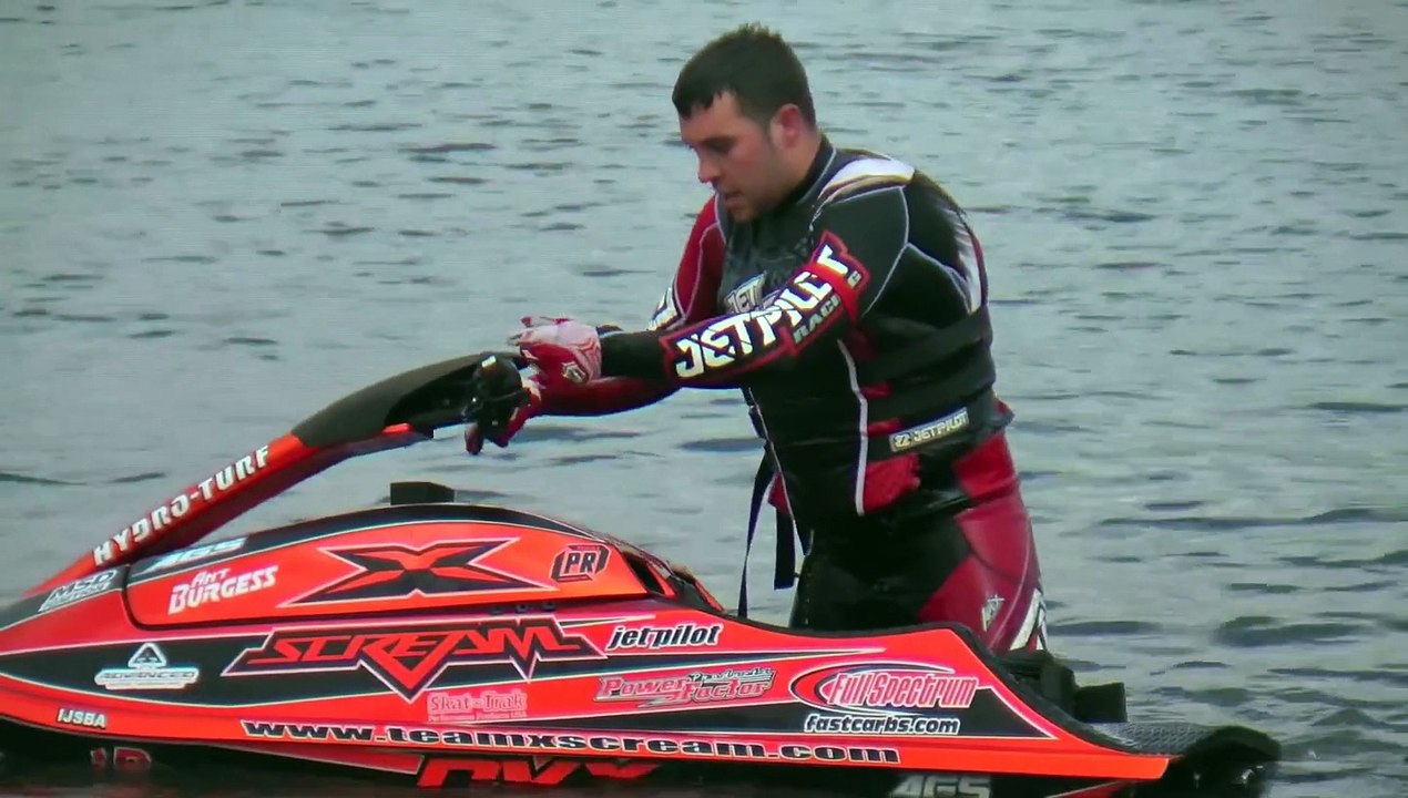 Il enchaîne les backflips en jet-ski