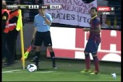 Alves se come una banana lanzada por un hincha de Villarreal