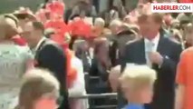 Belediye Başkanı, Hollanda Kraliçesi'nin Poposuna Dokundu