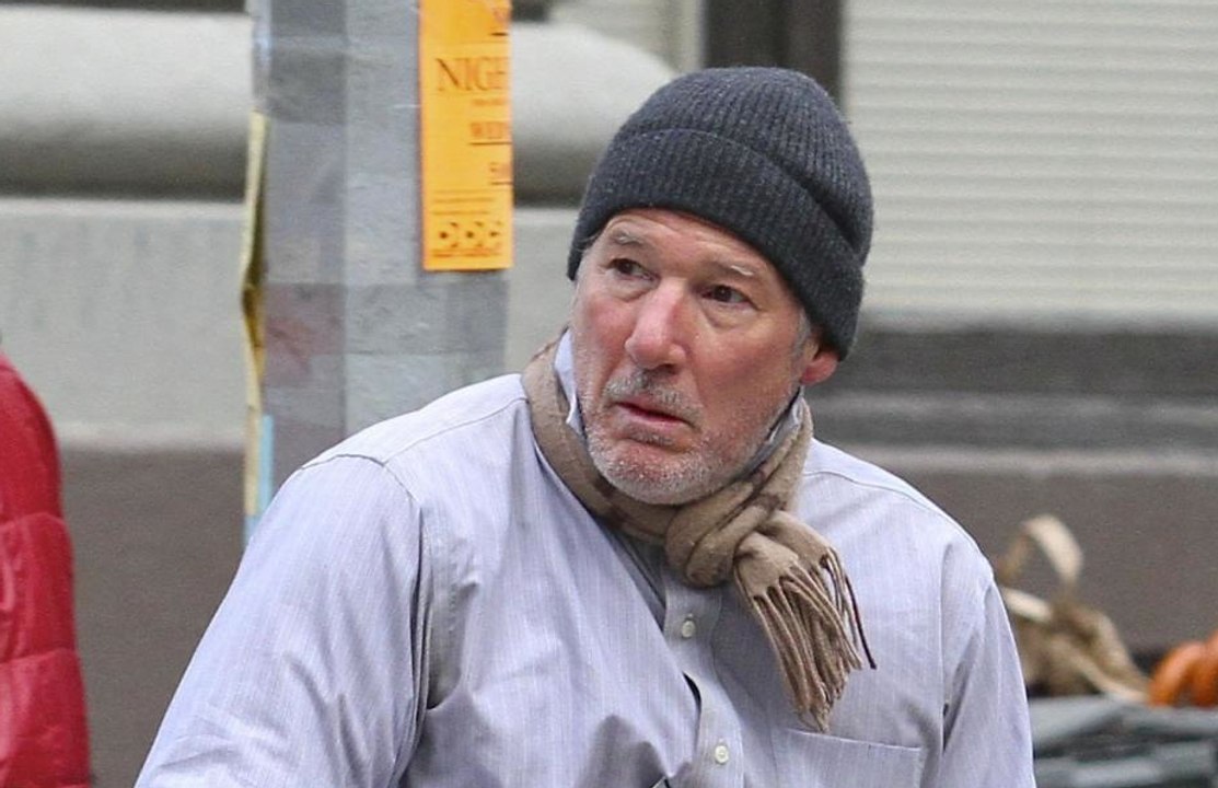 Elle prend Richard Gere pour un SDF - ZAPPING ACTU DU 28/04/2014