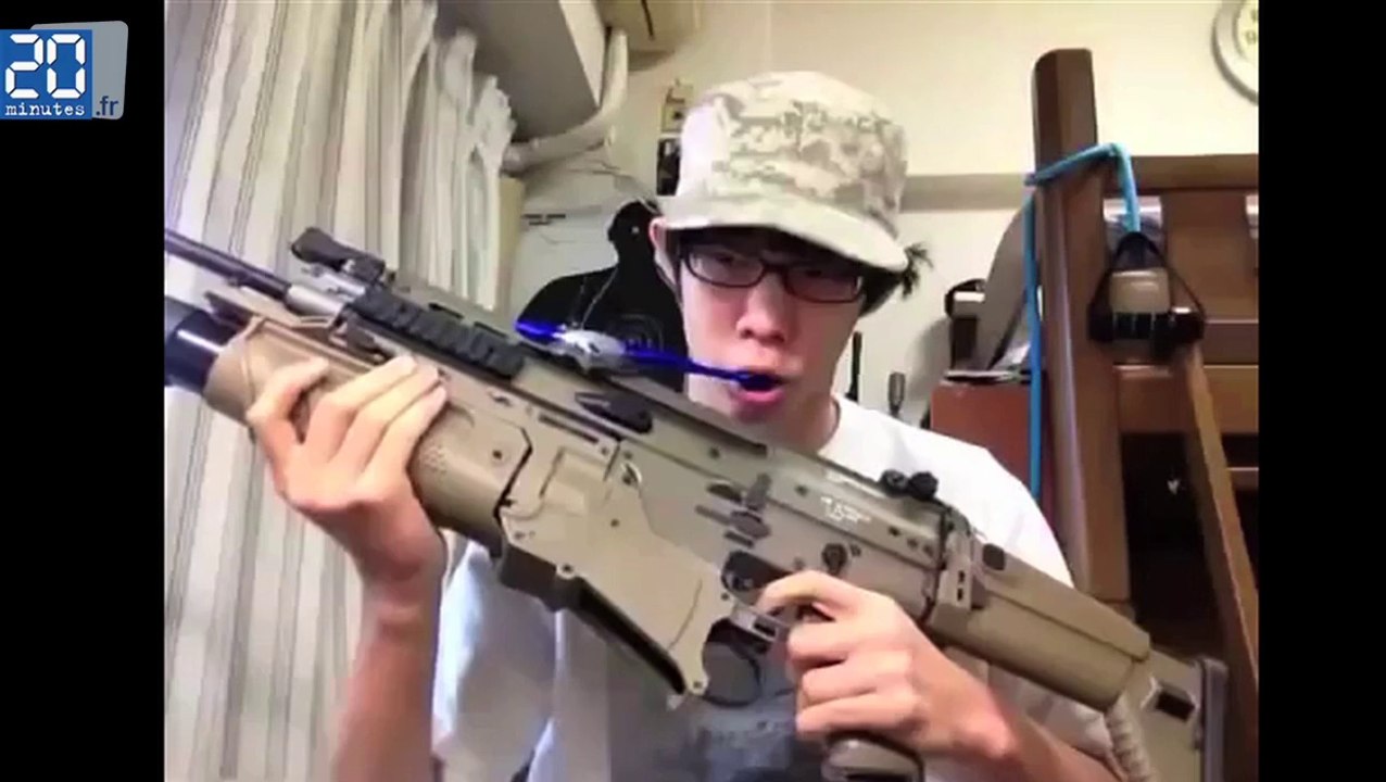 Il se brosse les dents avec avec des mitraillettes