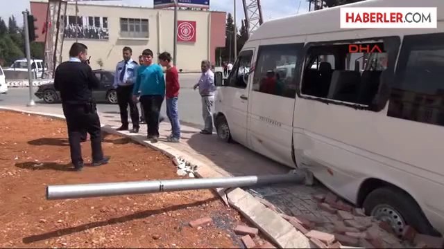 Gaziantep'te Kamyon, Öğrenci Servisine Çarptı: 3 Yaralı