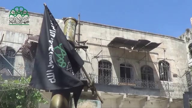 İslami Cephe Liderliğinde Mücrim Esed Güçleriyle Halep’te Devam Eden Şiddetli Çatışmalar - الجبهة الاسلامية - حلب 28-4-2014 - نسف مبنى شعبة الحزب في حلب القديمة