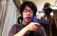 L'idiot du jour : il se lave les dents avec un pistolet !