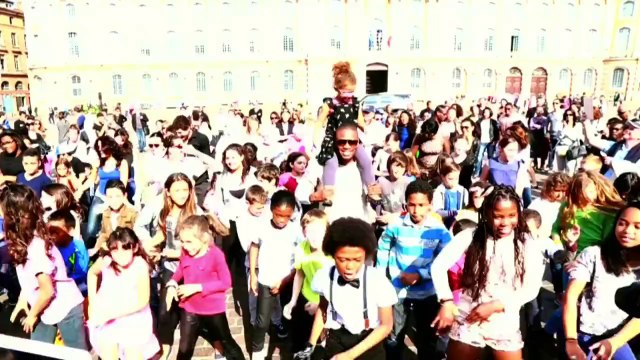 FLASH MOB LEE-KEN ET LES MINI KELELE PLACE DU CAPITOLE TOULOUSE