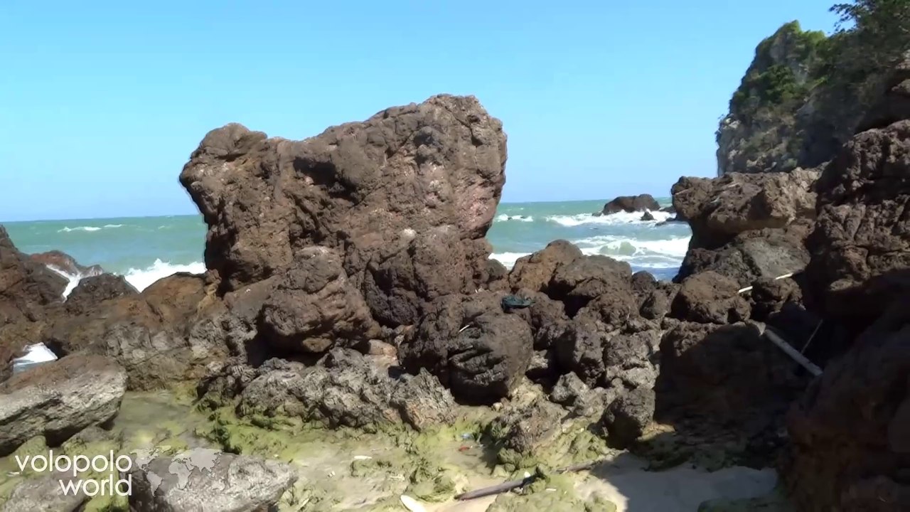 The rocks in Ao Bo Thong Lang