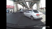 Conduire en Asie : compilation des pires accidents de voiture!