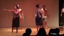 Danses maoris avec des batons