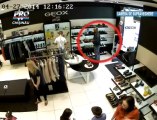 Hotul stangaci care ia papuci pentru acelasi picior Patania unui individ intr-un magazin din capitala VIDEO