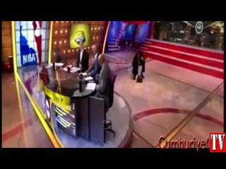 Efsane oyuncu çöp kutusuna basıp yere düştü