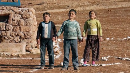 Des enfants construisent une piste d'atterrissage