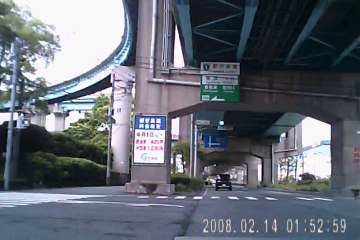 バイクで橋を渡る