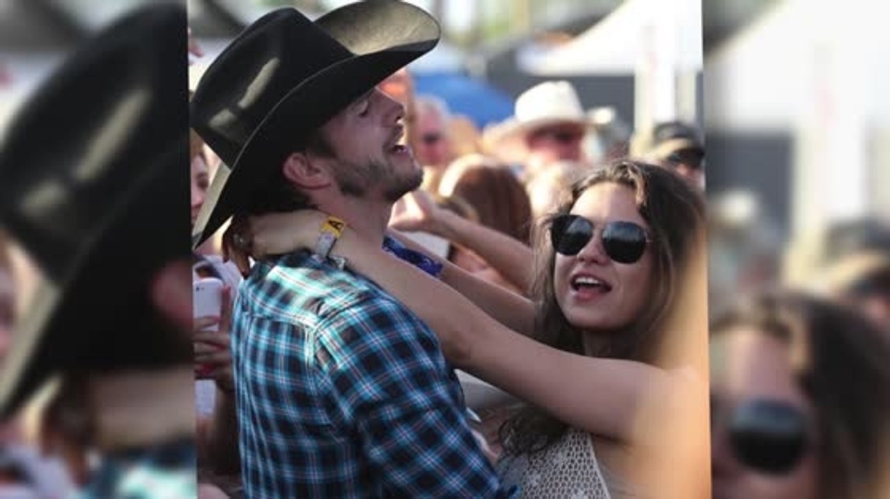 Mila Kunis et Ashton Kutcher se détendent au festival Stagecoach