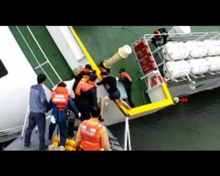 Batan gemiyi ilk terk eden kaptanın görüntüleri yayınlandı