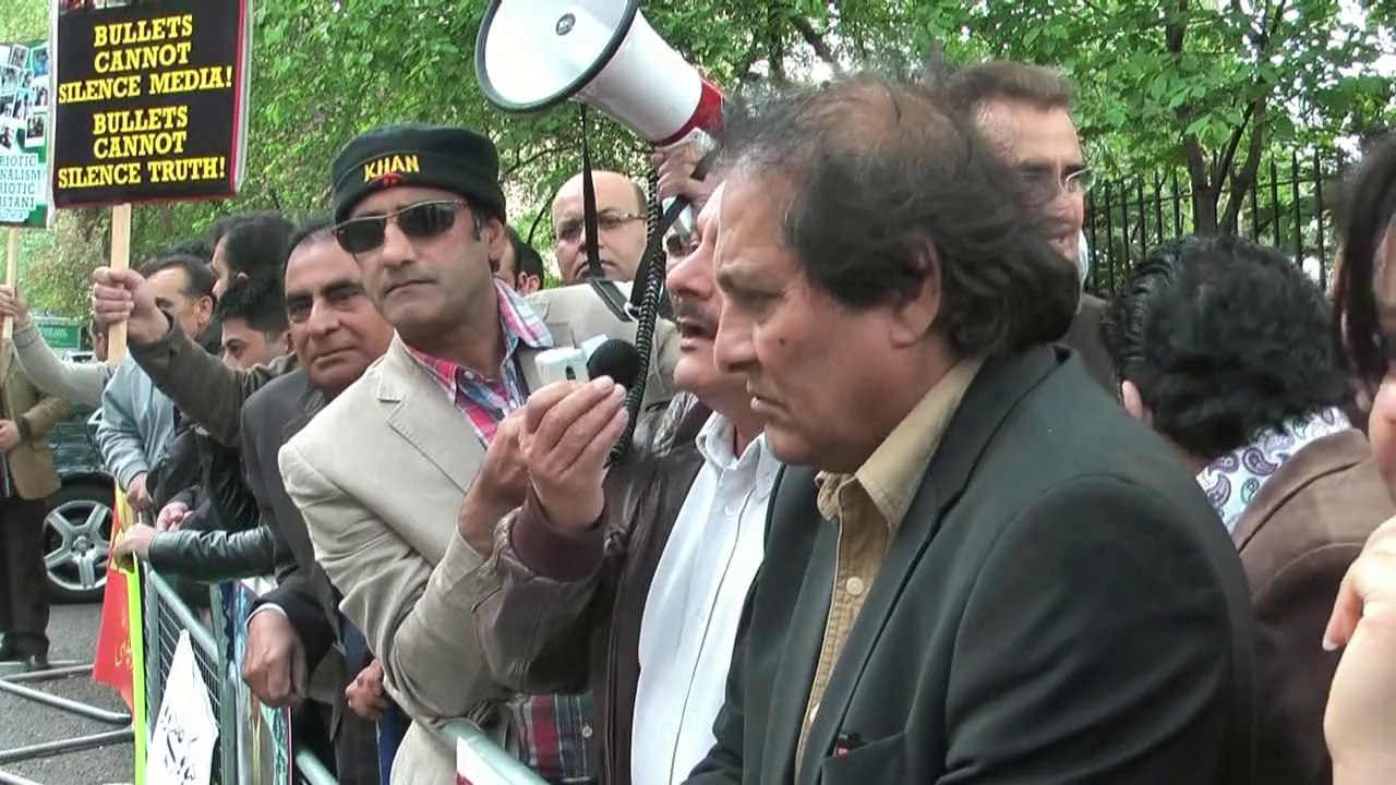 Lawyers & Doctors protest against shooting of Journalist Hamid Mir in Karachi