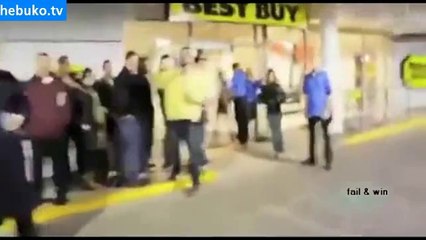 Playstation 4 kuyruğunda Playstation 4 kırmak