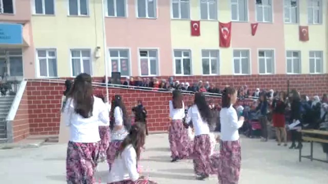 Akbaslar Köyü ilköğretim oklu 6.sınıflar-23nisan14
