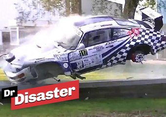Une voiture tombe à l'eau lors d'un rallye / Dr Disaster