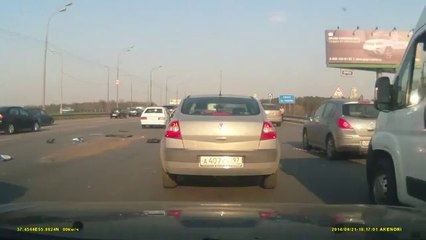 AUTO ESPLODE NEL TRAFFICO