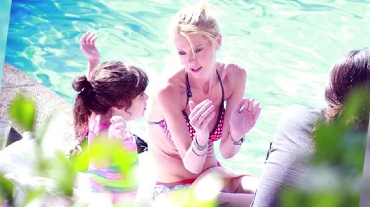 Tara Reid a l'air très frêle en bikini