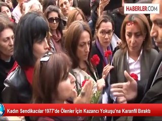 Kadın Sendikacılar 1977'de Ölenler İçin Kazancı Yokuşu'na Karanfil Bıraktı
