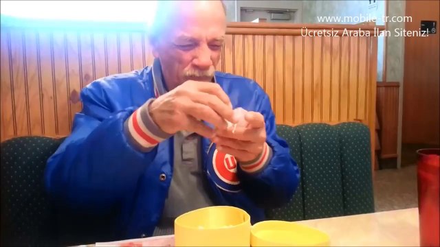 Kızından aldığı hediyeyle dede olacağını öğrenen adamın duygusal tepkisi
