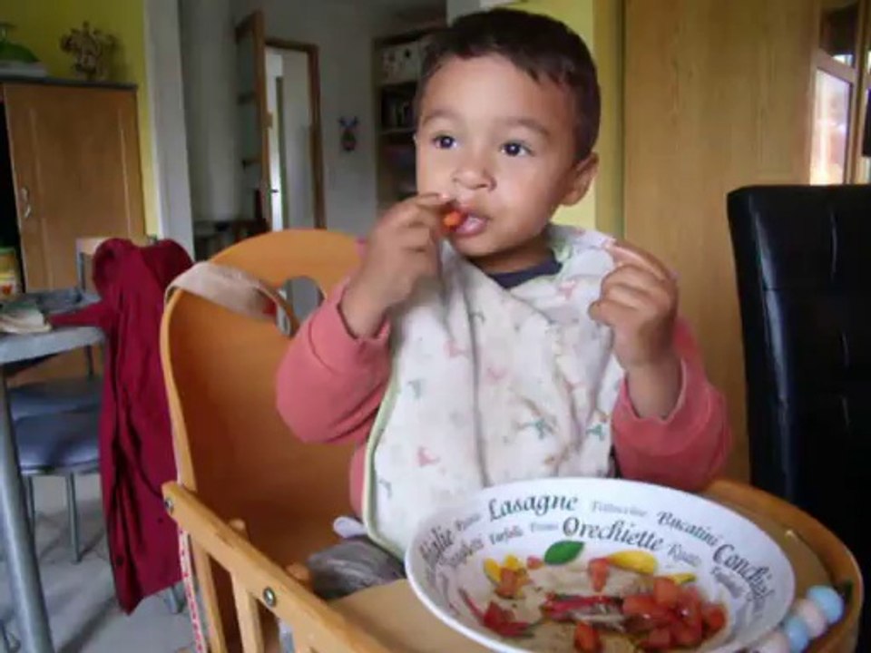 Idris joue avec la nourriture