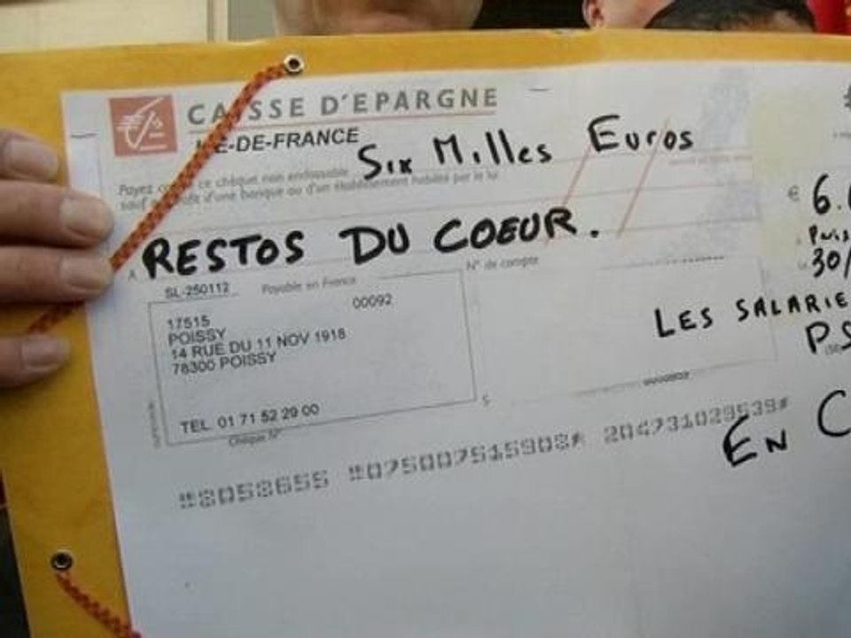 Des salariés de PSA remettent leur prime aux Restos du Cœur - 30/04