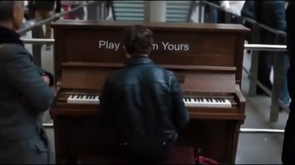 Grosse démo de PIANO en pleine gare! La classe...