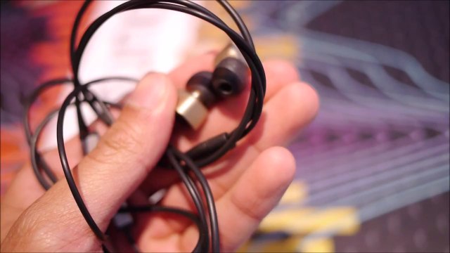 HTC One M8 Harman Kardon Edition headphones hands-on