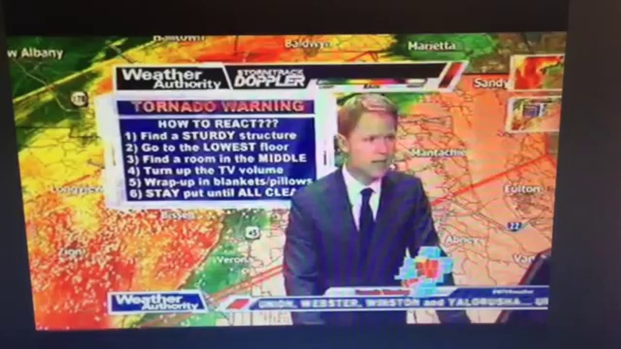 Mississipi: Le présentateur météo quitte l'antenne en catastrophe en voyant la tornade arriver sur son studio !